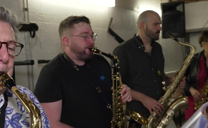 Les saxophonistes du groupe "Musique dans l’R" unis pour la bonne cause.