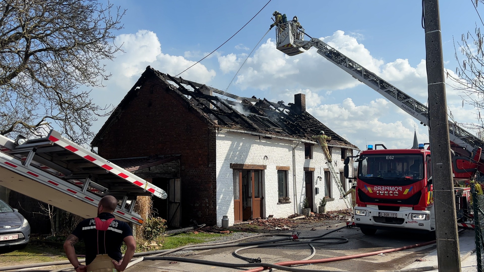 La toiture d'une habitation ravagée par les flammes à Walhain