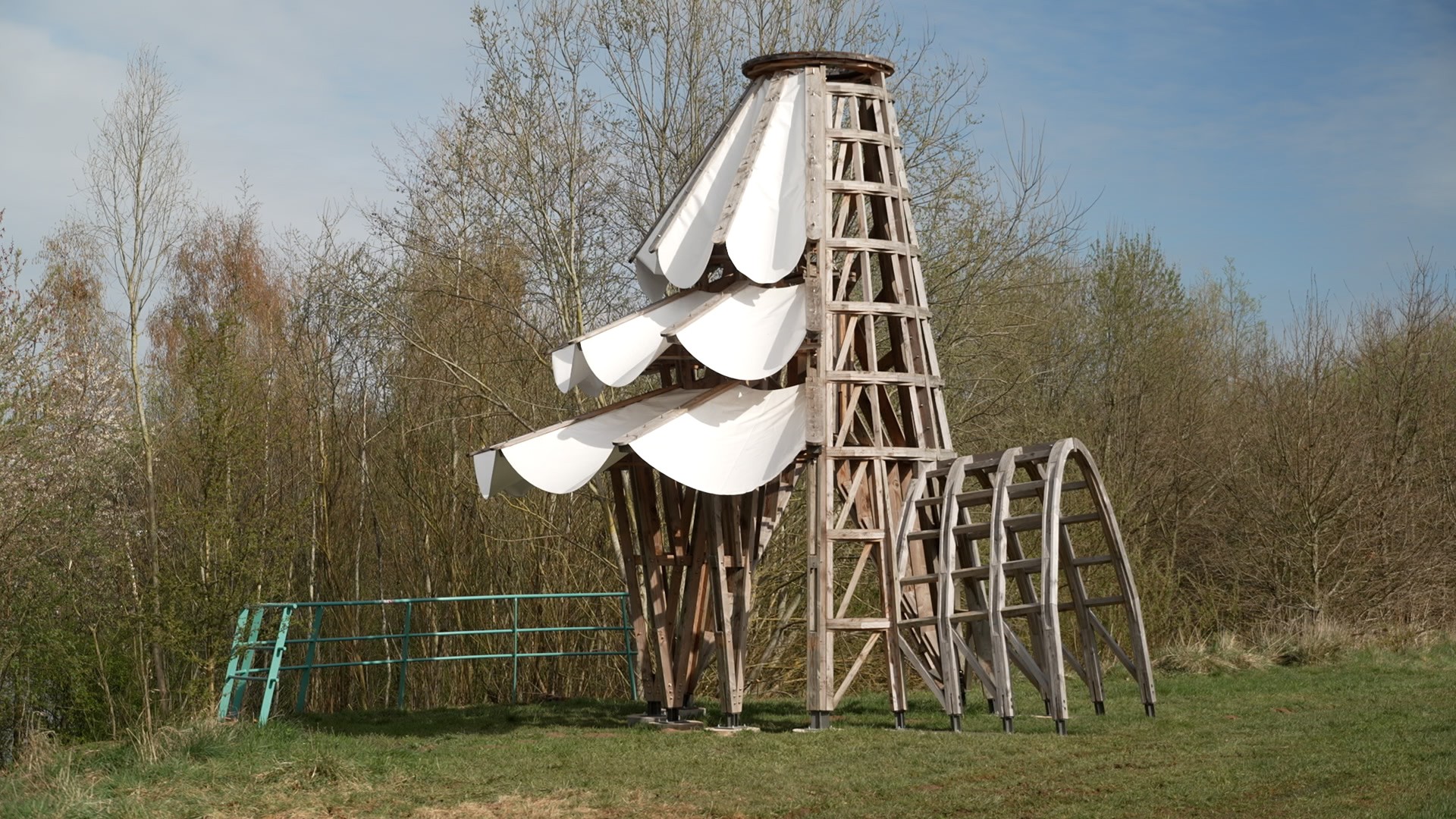 Grand-Leez : une structure en bois en hommage aux 50 ans du jumelage entre Épinal et Gembloux près de l’étang