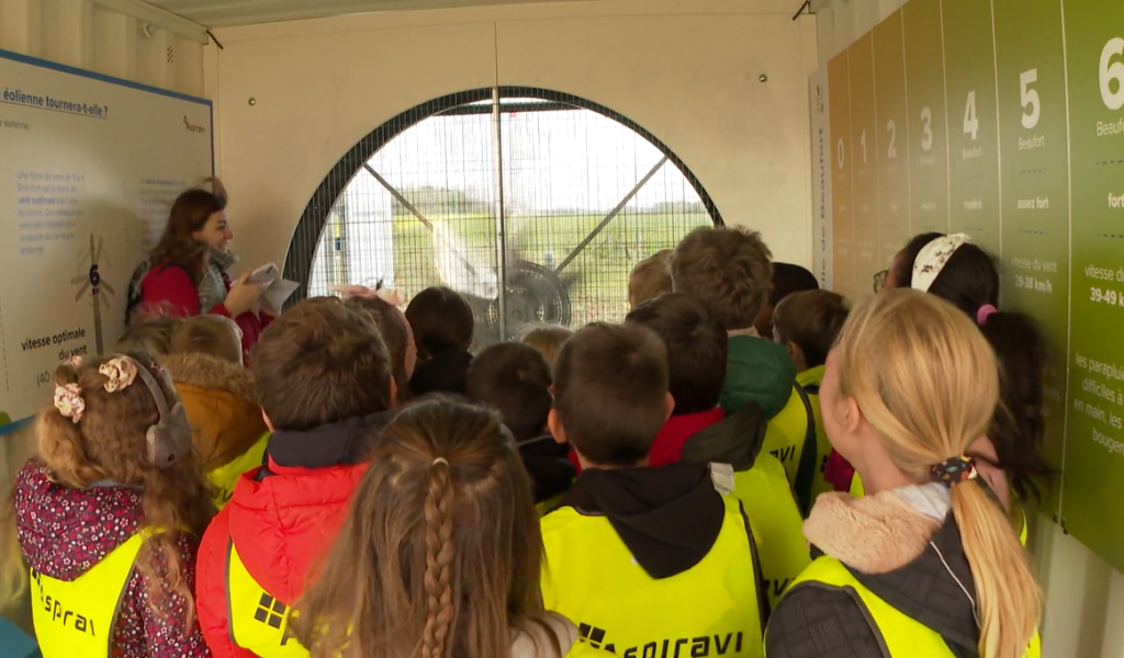 Les enfants de la région à la découverte des éoliennes