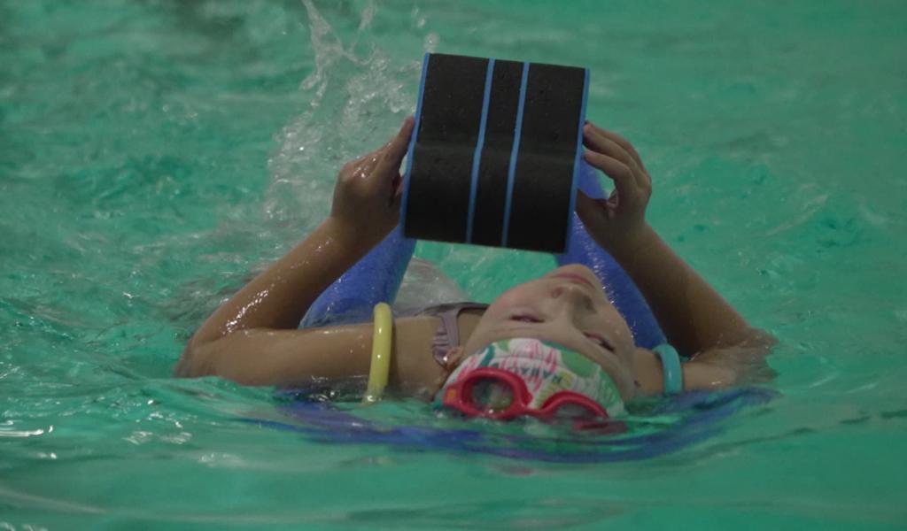 En l'absence de piscine à Gembloux, professeurs et élèves s'organisent pour apprendre à nager