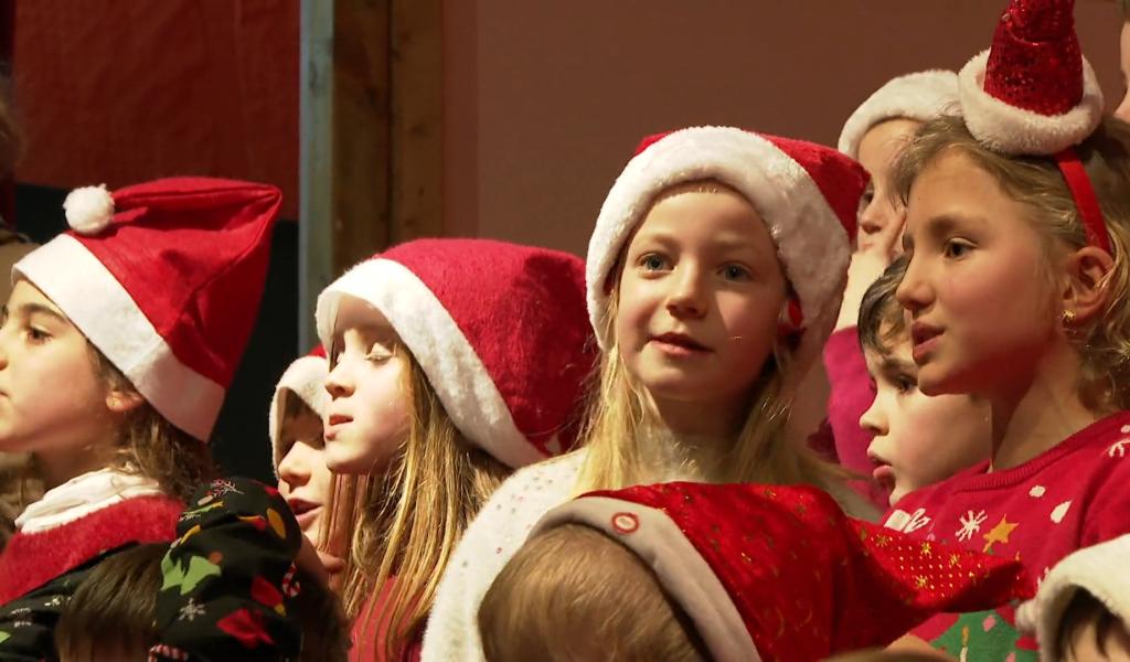 Une jeune chorale de Noël à l'école Jean-Paul II de Perwez
