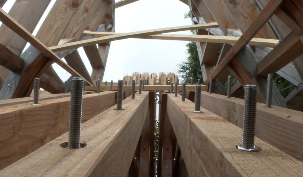 Gembloux : la structure de bois du jumelage est (en partie) arrivée d'Épinal