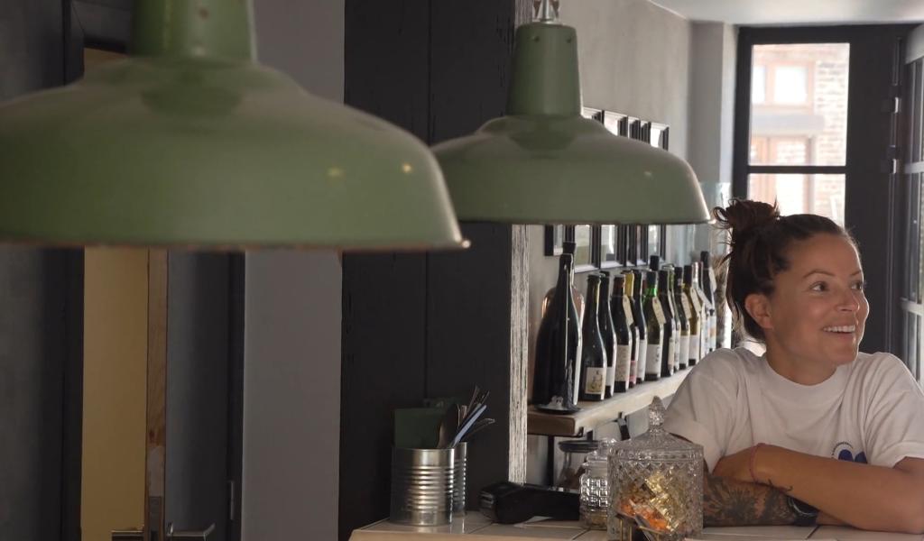 Une grange transformée en "bar à manger" dans le centre de Perbais