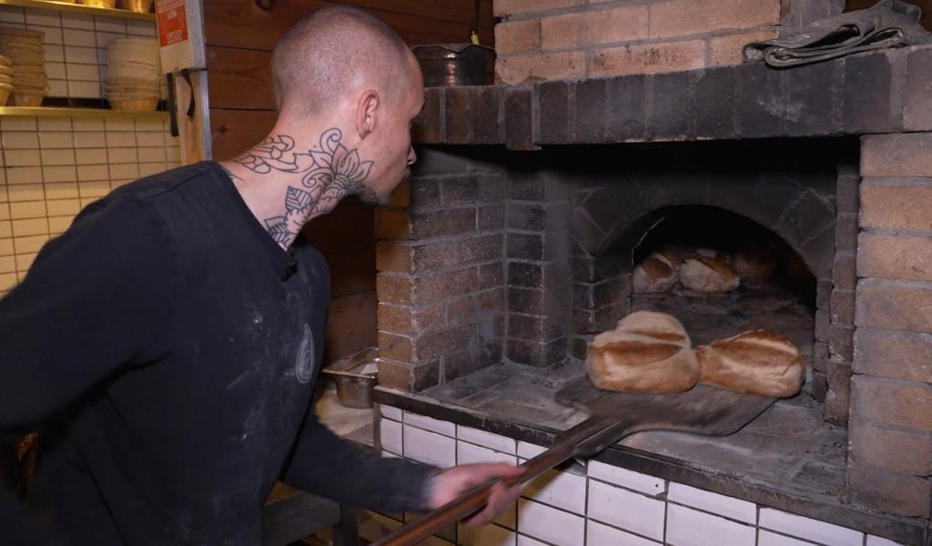 Autour du feu: chez Hors-Champs, le pain est cuit au four à bois