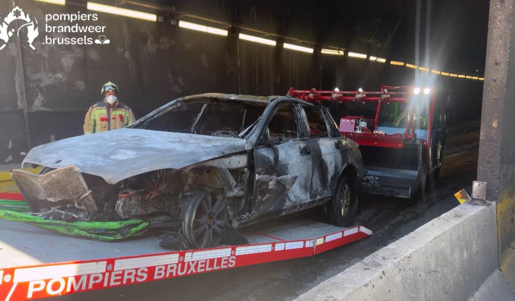 Voiture en feu : la mésaventure de Geneviève et les conseils des pompiers