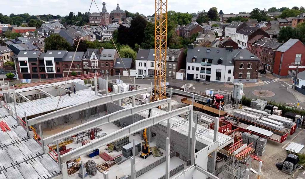 Foyer communal de Gembloux : une grue pose des poutres de 10 tonnes