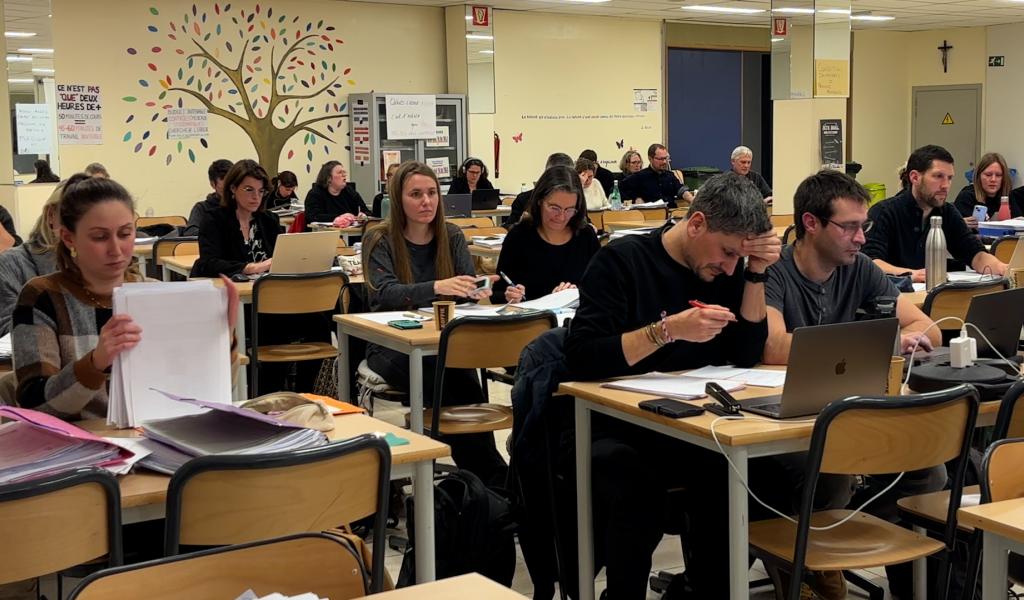 Veillée de correction nocturne pour dénoncer la réforme des 10% de temps de travail supplémentaire dans le secondaire supérieur