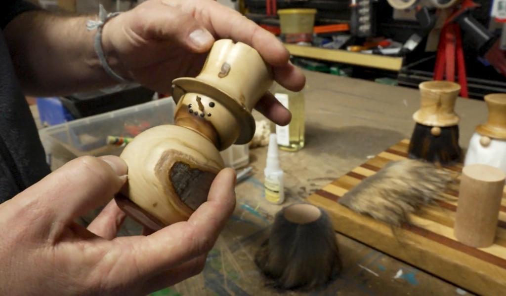 Portrait - Nicolas Delfosse, tourneur sur bois, crée des figurines