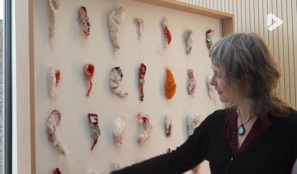 Plusieurs regards au féminin : une exposition entre liberté, corps et matière