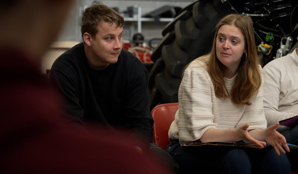 Perwez : les apprentis en mécanique agricole de l’IFAPME face à la ministre Dalcq