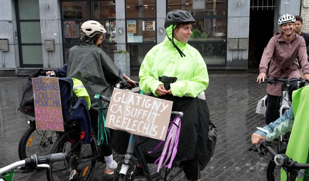 A bicyclette, des enseignants récoltent des lettres dénonçant le nouveau décret-programme