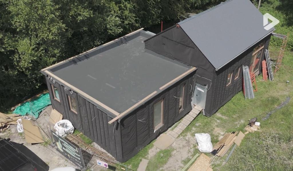 Chastre : une maison "zéro béton", érigée sur pilotis