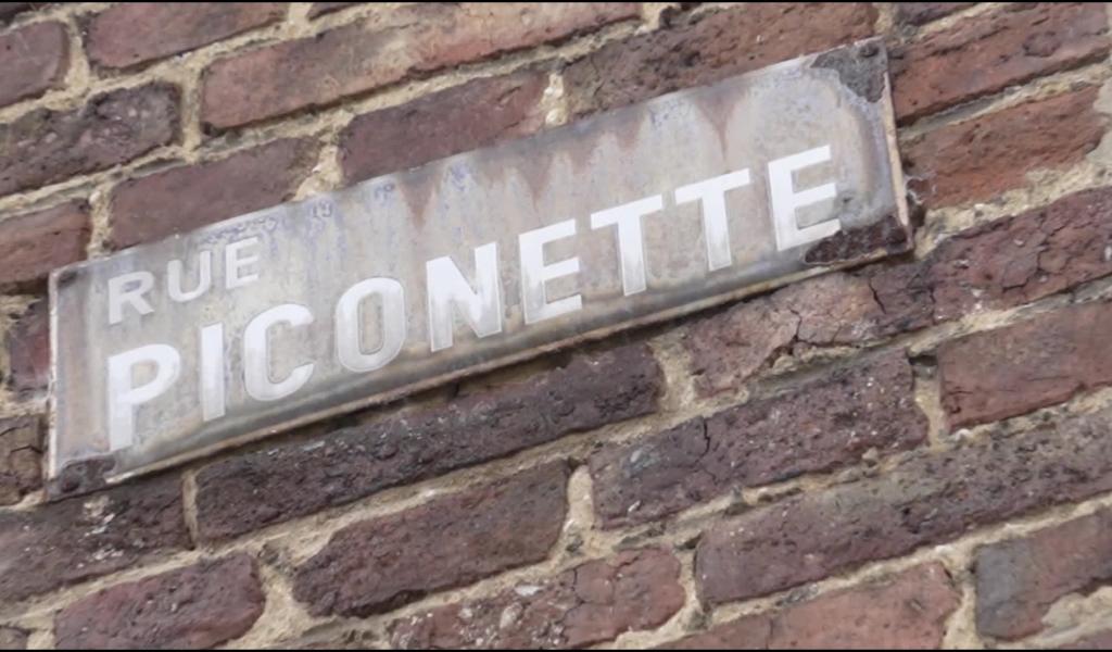 À côté de la plaque