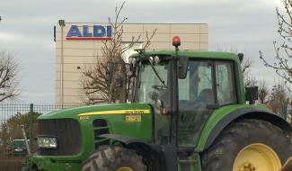 Mobilisation agricole : le dépôt d'Aldi des Isnes bloqué