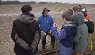 Des chênes plantés pour un projet collaboratif à la Petite Ecole de Gentinnes