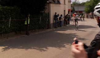 Hugo Sijmens lève les bras sur le 65e GP Léon Robert