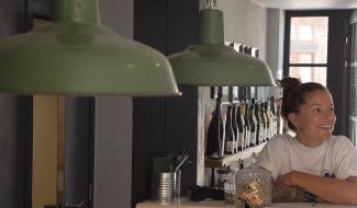 Une grange transformée en "bar à manger" dans le centre de Perbais