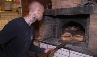 Autour du feu: chez Hors-Champs, le pain est cuit au four à bois