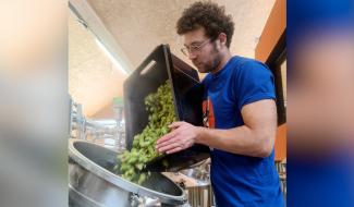 Une bière éphémère éclot à Gembloux, portée par la fleur de houblon