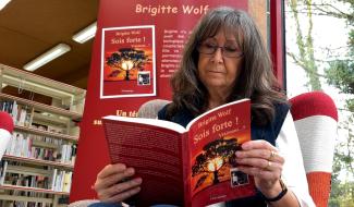 "Lisez-vous le belge?" : la Gembloutoise Brigitte Wolf sélectionnée avec son livre "Sois forte!"