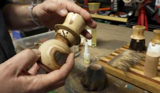 Portrait - Nicolas Delfosse, tourneur sur bois, crée des figurines