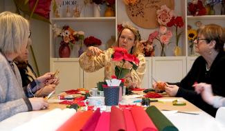 Portrait - Caroline Clotuche, créatrice de fleurs en papier