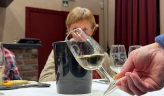 À Walhain, l’œnologie se découvre à l’aveugle et en toute modération