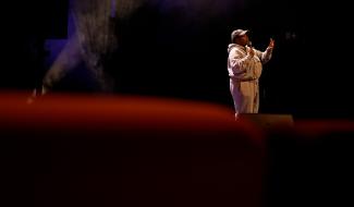 Sarah Lélé à l’Atrium57 : une étoile montante du stand-up belge