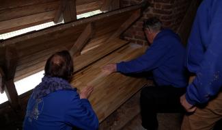 Le CREAVES de Perwez installe des nichoirs pour les chouettes