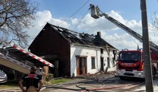 La toiture d'une habitation ravagée par les flammes à Walhain