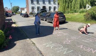 Enseignement : la contestation se poursuit dans la région, les rues des députés recouvertes de messages à la craie