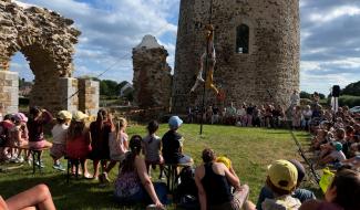 Des jeunes artistes de cirque au château de Walhain