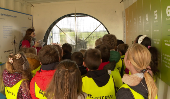 Les enfants de la région à la découverte des éoliennes