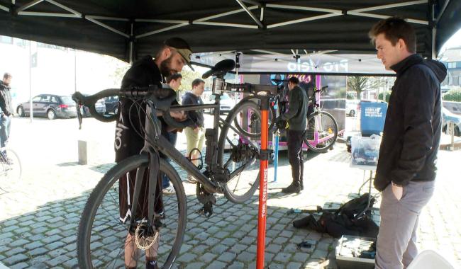 Les mécaniciens Pro Velo Gembloux offrent un entretien printanier aux cyclistes