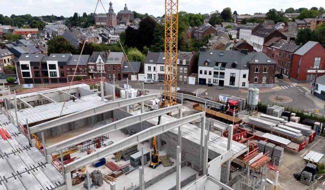 Foyer communal de Gembloux : une grue pose des poutres de 10 tonnes