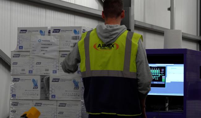 Les masques et gants de l'AViQ stockés dans le parc Crealys à Gembloux