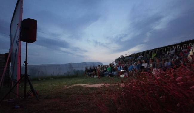 Gembloux : un cinéma en plein air dans le jardin potager d'Ekikrok