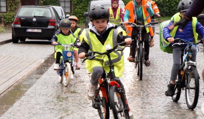 À Bossière, un vélobus amène les élèves jusqu'à l'école