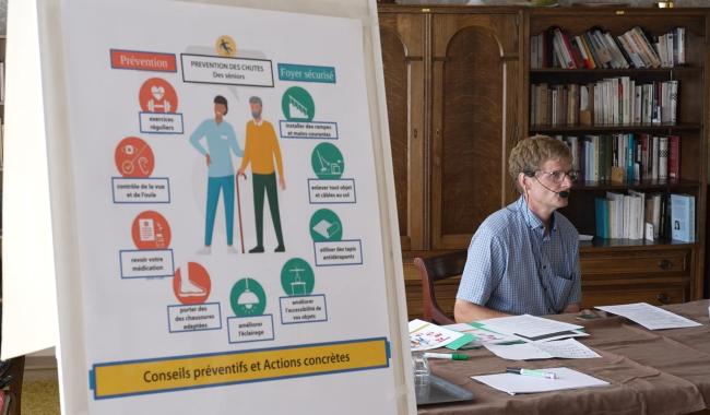 Éviter les chutes après 65 ans : l'atelier participatif du Dr Dumoulin