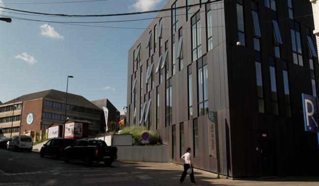 Le parking de l'Hôtel de Ville de Gembloux bientôt payant : "Il faut assurer une rotation des véhicules", insiste le bourgmestre