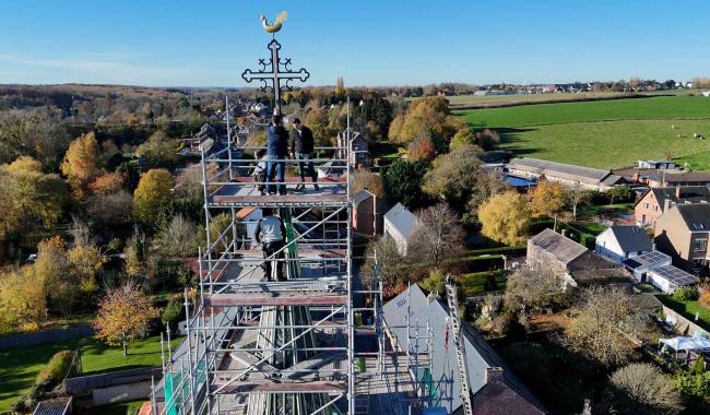 Le coq replacé sur le clocher restauré de l'église de Lonzée