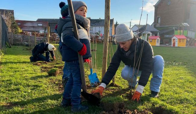Une haie fleurie plantée à l'école de Perbais