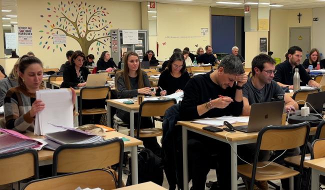 Veillée de correction nocturne pour dénoncer la réforme des 10% de temps de travail supplémentaire dans le secondaire supérieur