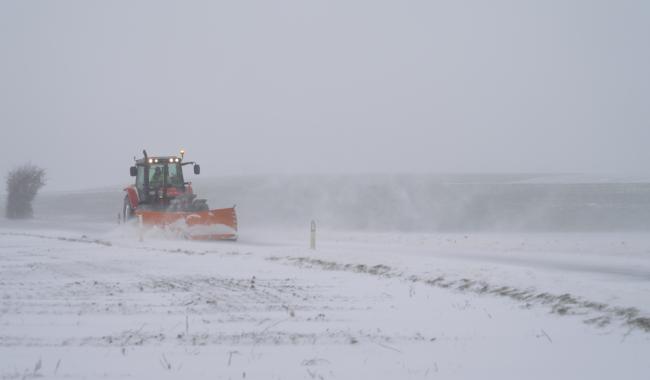 À Chastre, les équipes de déneigement travaillent sans relâche