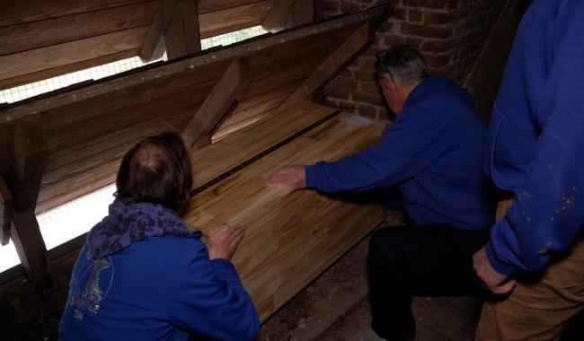 Le CREAVES de Perwez installe des nichoirs pour les chouettes