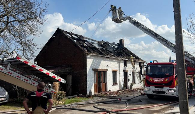 La toiture d'une habitation ravagée par les flammes à Walhain