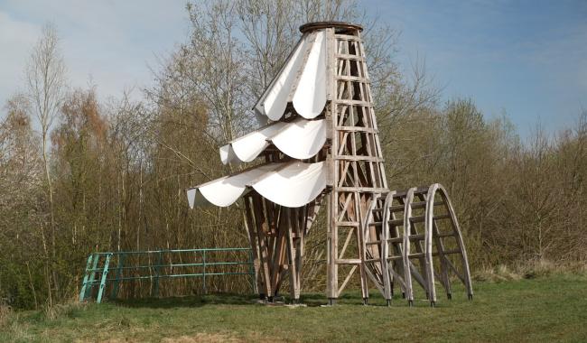 Grand-Leez : une structure en bois en hommage aux 50 ans du jumelage entre Épinal et Gembloux près de l’étang
