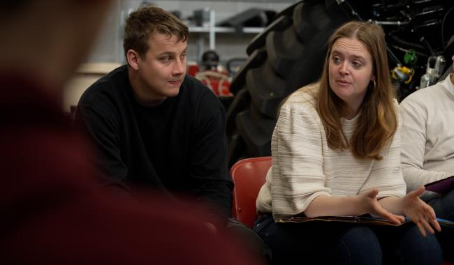 Perwez : les apprentis en mécanique agricole de l’IFAPME face à la ministre Dalcq