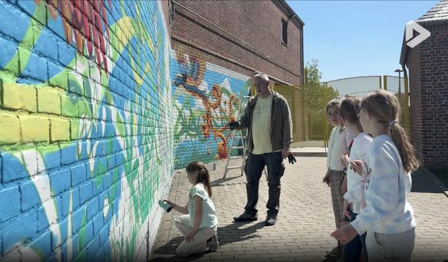 École communale de Sauvenière : une fresque murale réalisée avec les élèves